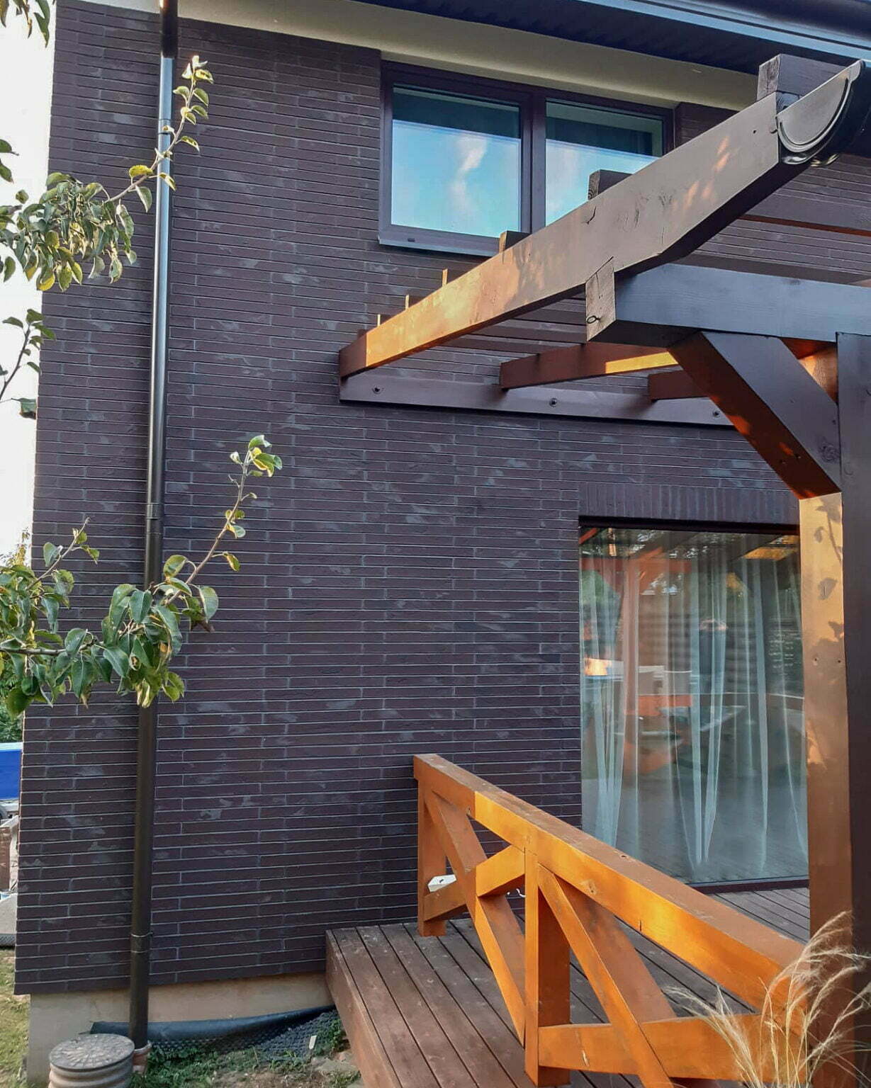 Fasadas Ltd kliento namas apklijuota lanksčiomis plytelėmis