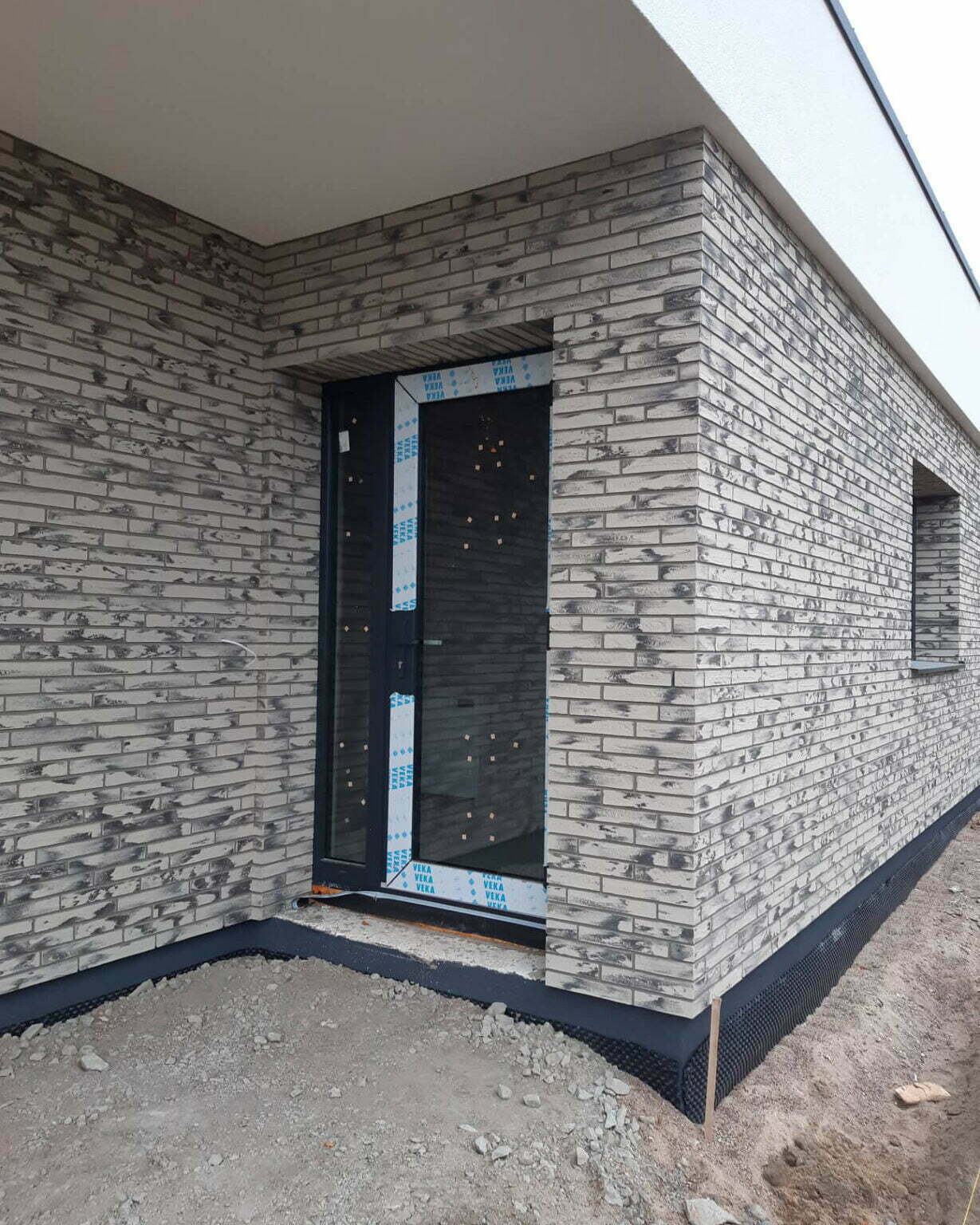 Fasadas Ltd kliento namas apklijuota lanksčiomis plytelėmis, derinys D12