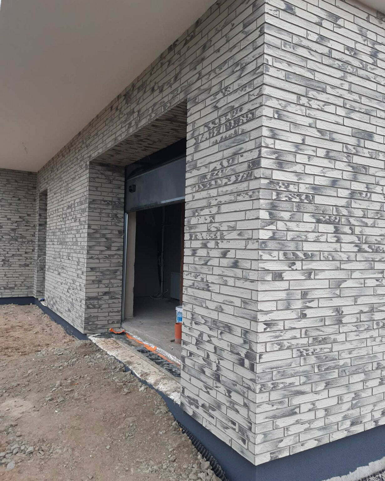 Fasadas Ltd kliento namas apklijuota lanksčiomis plytelėmis, derinys D12