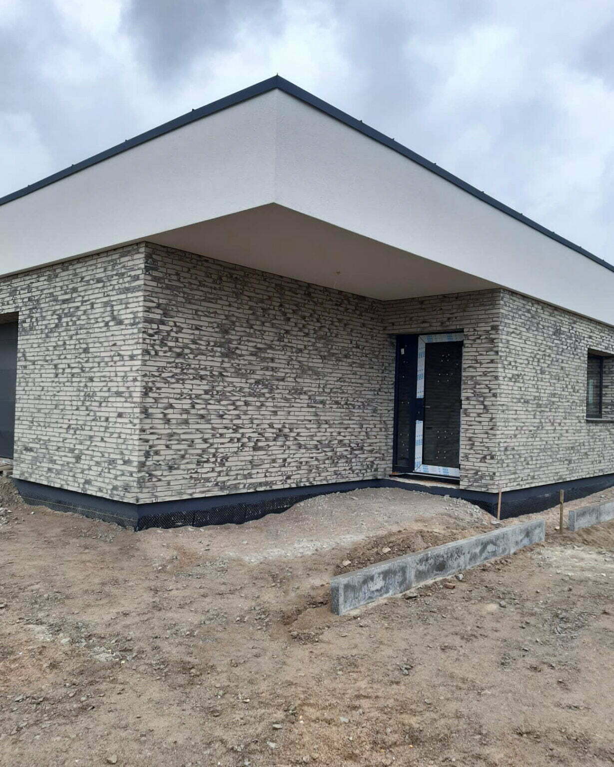 Fasadas Ltd kliento namas apklijuota lanksčiomis plytelėmis, derinys D12