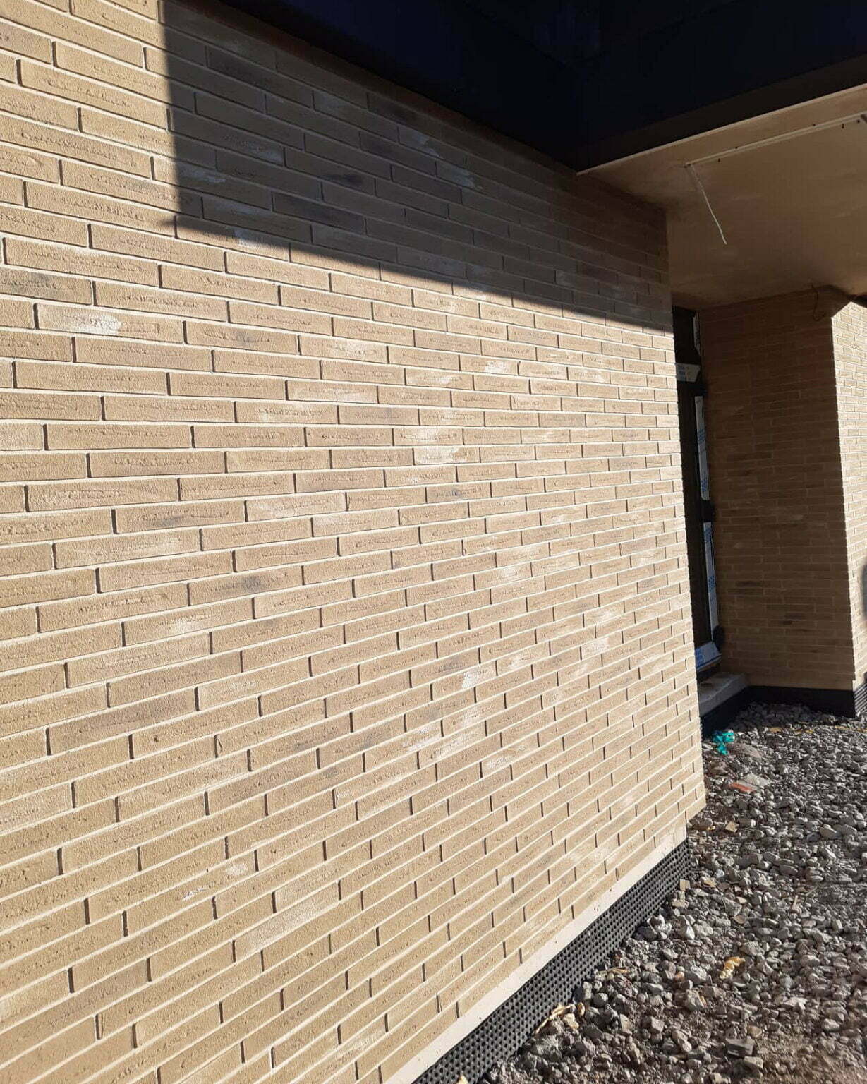 Fasadas Ltd kliento namo siena apklijuota lanksčiomis plytelėmis, derinys D26