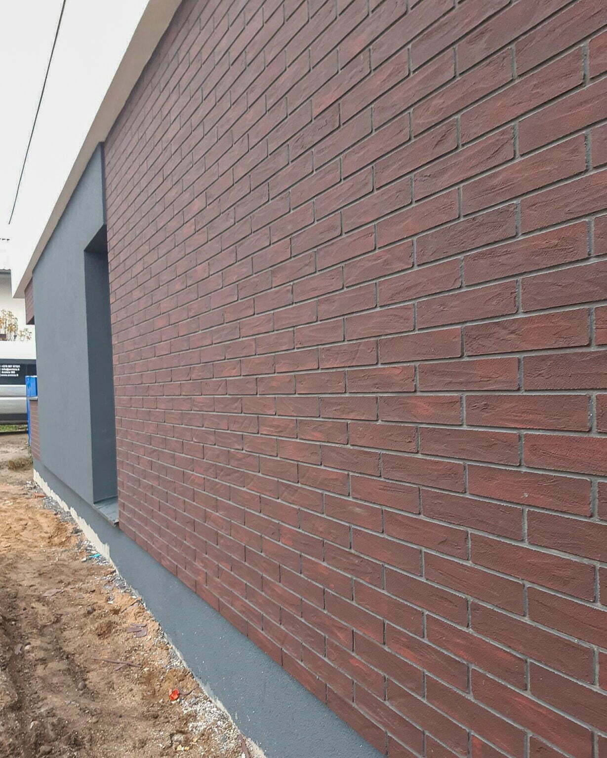 Fasadas Ltd kliento namo siena apklijuota lanksčiomis plytelėmis